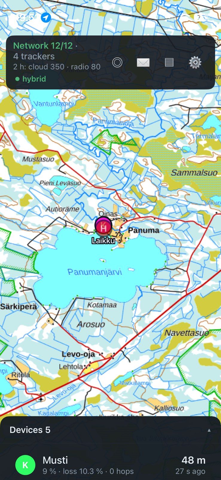 Lauma-sovellus hybriditilassa: neljä pantaa verkossa, sijainnit sekä radiosta että pilvestä.